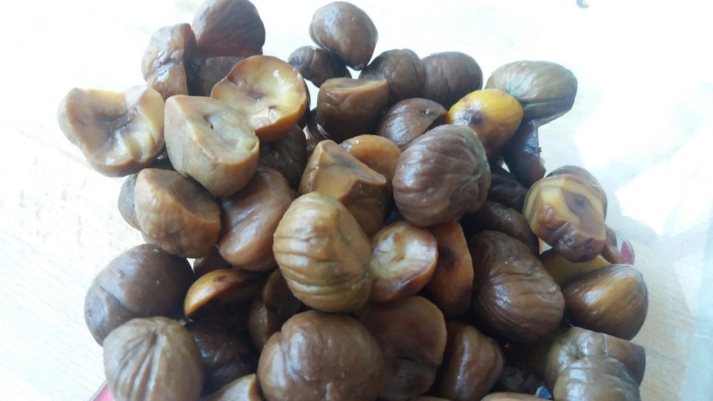 Cooked and peeled chestnuts